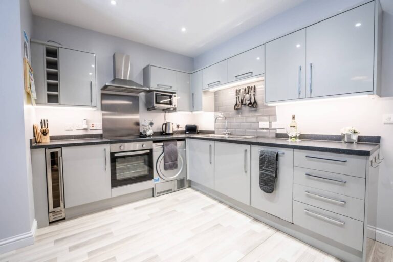 Ash - Kitchen Self Catering Apartment
